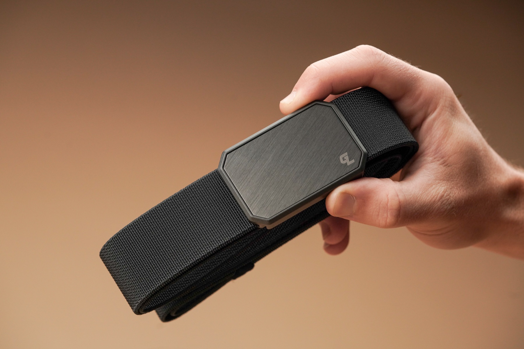 Belt buckle adjustment in hand